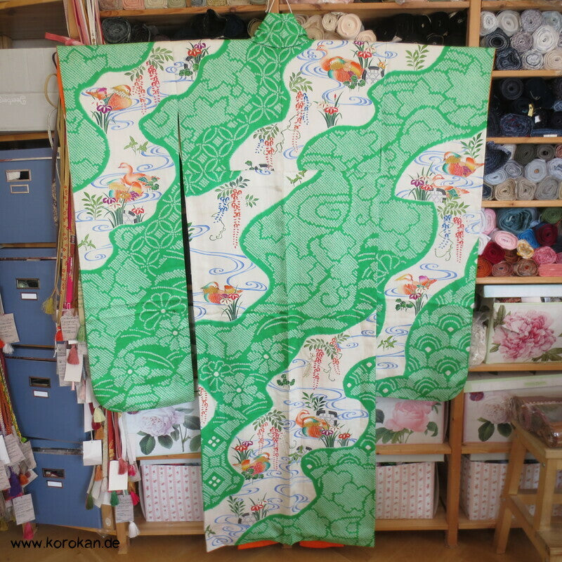 Mandarinenten in grünem Shibori Fluß Furisode Seidendamast Kimono
