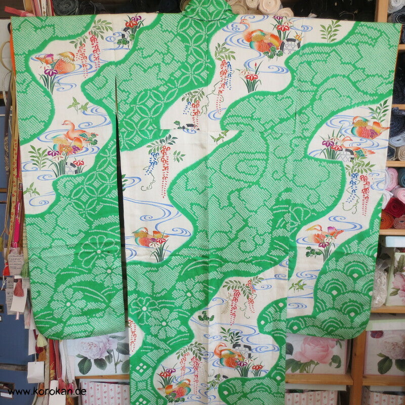 Mandarinenten in grünem Shibori Fluß Furisode Seidendamast Kimono