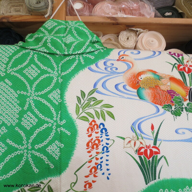 Mandarinenten in grünem Shibori Fluß Furisode Seidendamast Kimono