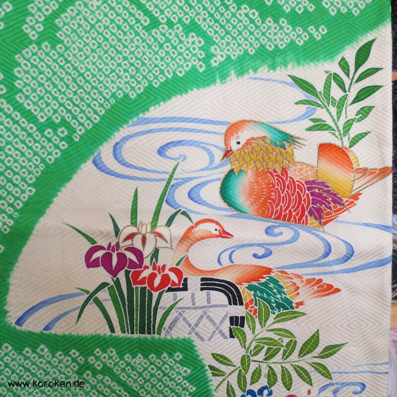 Mandarinenten in grünem Shibori Fluß Furisode Seidendamast Kimono