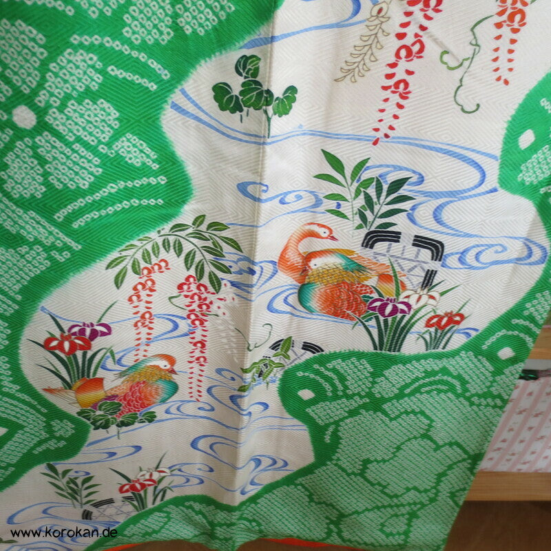 Mandarinenten in grünem Shibori Fluß Furisode Seidendamast Kimono