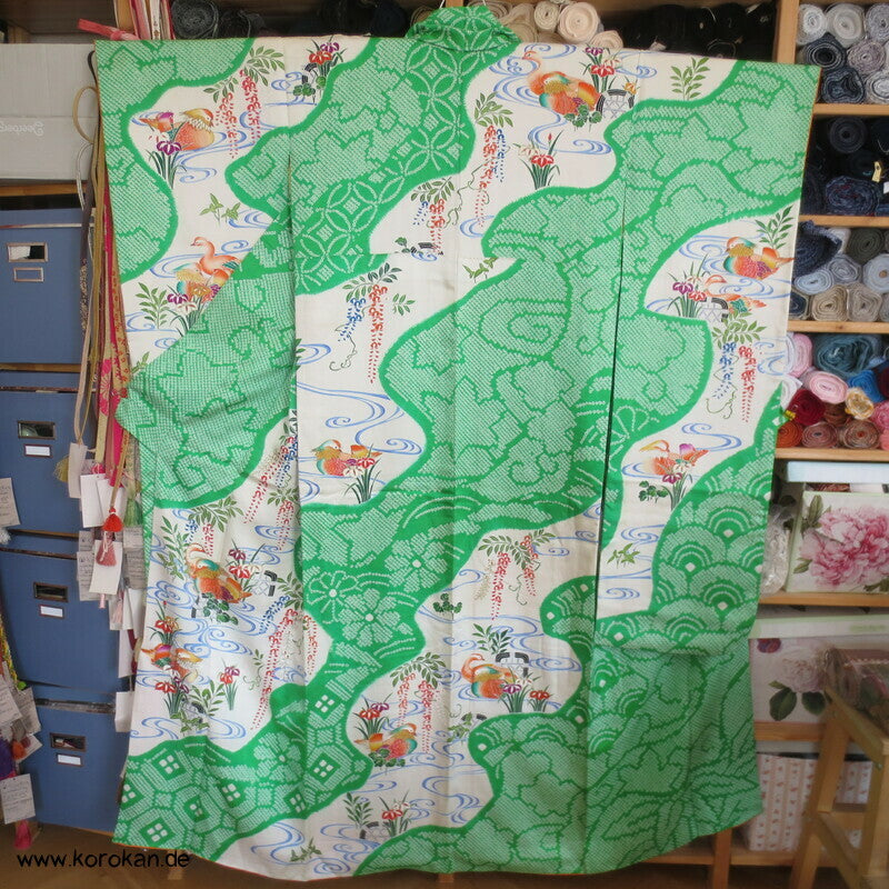 Mandarinenten in grünem Shibori Fluß Furisode Seidendamast Kimono