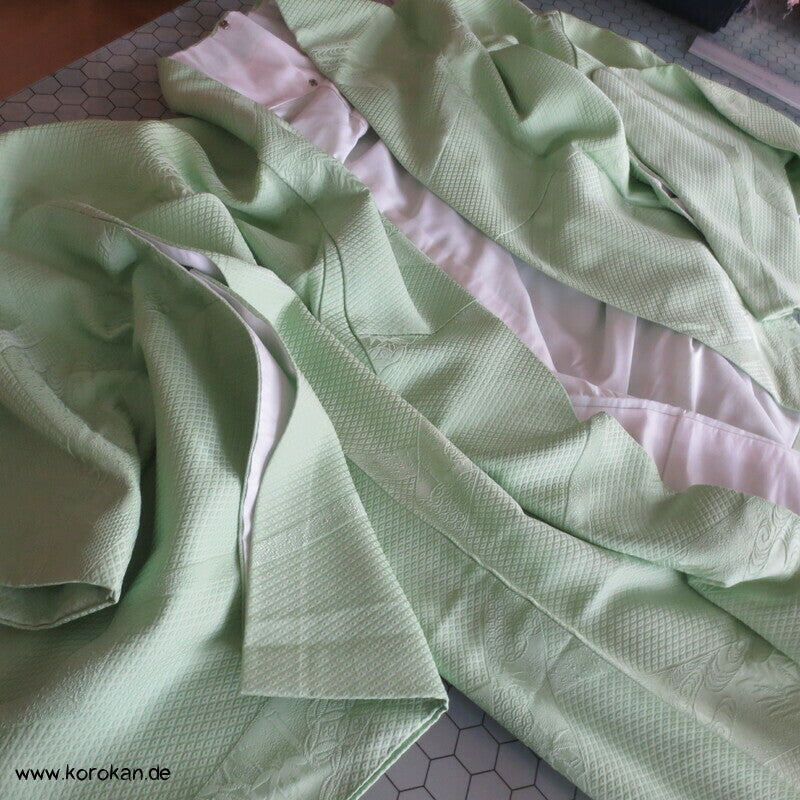 Iromuji Kimono Seidendamast, jade Hitta Matzukawabishi