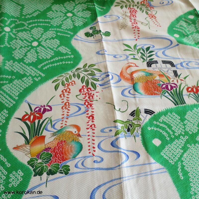 Mandarinenten in grünem Shibori Fluß Furisode Seidendamast Kimono