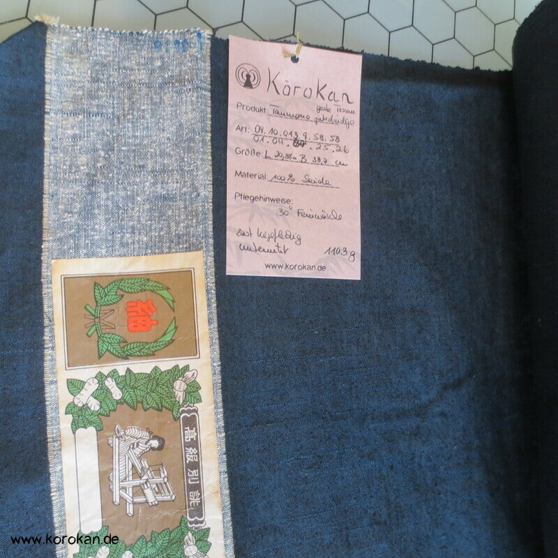 Tanmono Stoffrolle petrolindigo Tsumugi Kimono Seide Ensemble Ballen