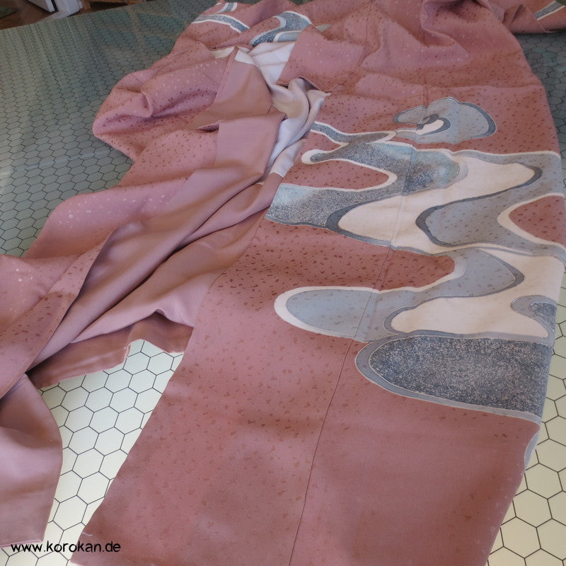 silber Fluss auf altrosa Seidendamast Homongi Kimono