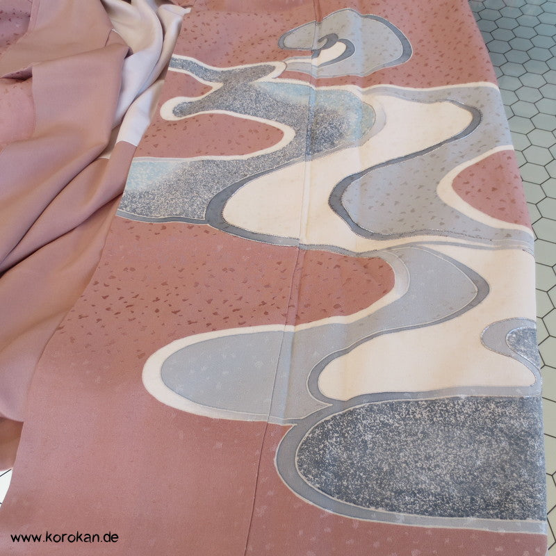 silber Fluss auf altrosa Seidendamast Homongi Kimono