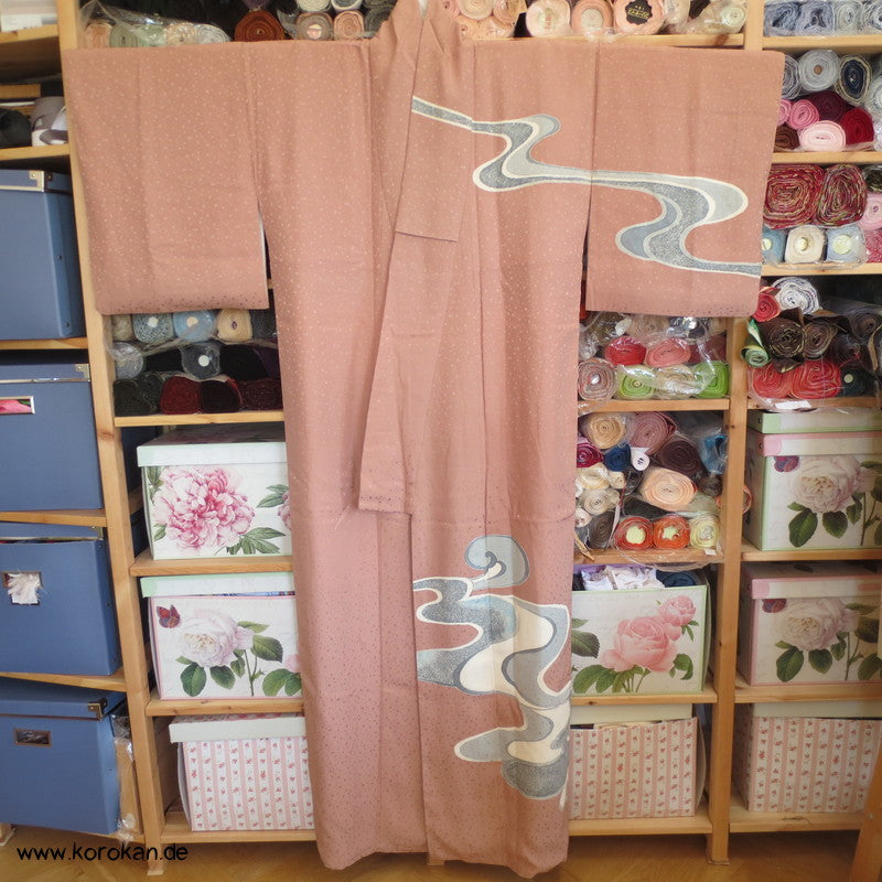 silber Fluss auf altrosa Seidendamast Homongi Kimono