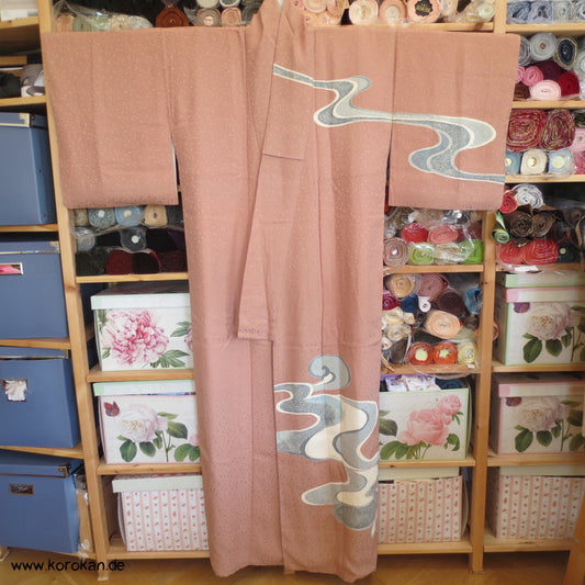 silber Fluss auf altrosa Seidendamast Homongi Kimono