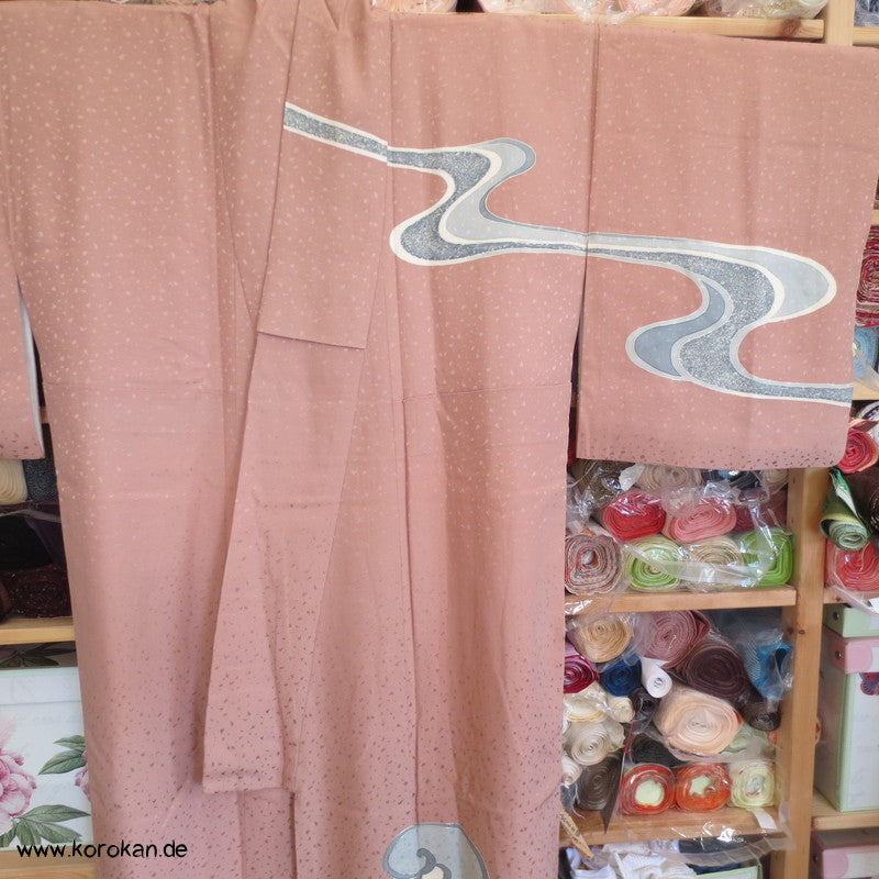 silber Fluss auf altrosa Seidendamast Homongi Kimono