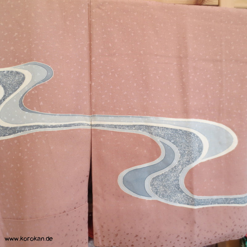 silber Fluss auf altrosa Seidendamast Homongi Kimono