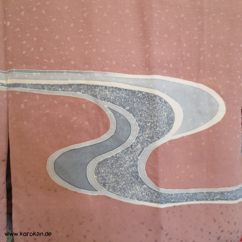 silber Fluss auf altrosa Seidendamast Homongi Kimono
