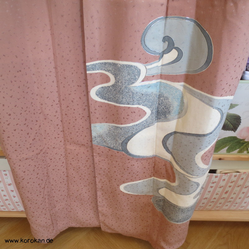 silber Fluss auf altrosa Seidendamast Homongi Kimono
