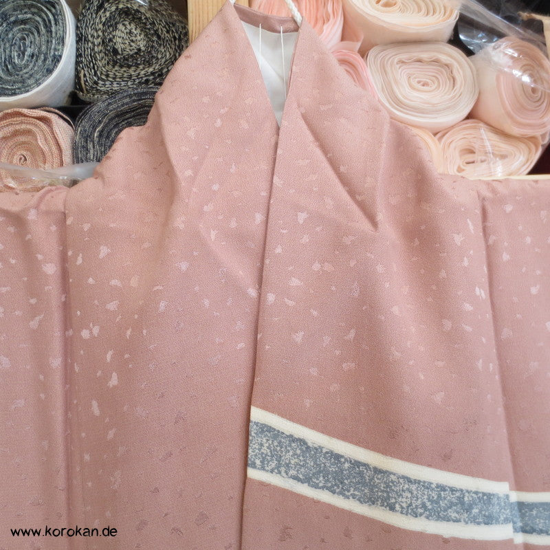 silber Fluss auf altrosa Seidendamast Homongi Kimono