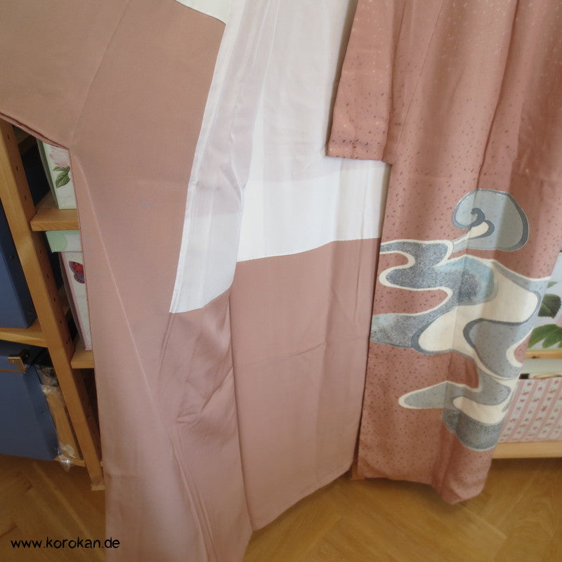 silber Fluss auf altrosa Seidendamast Homongi Kimono