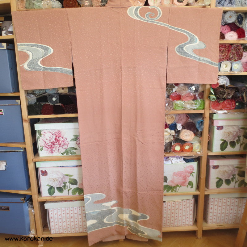 silber Fluss auf altrosa Seidendamast Homongi Kimono