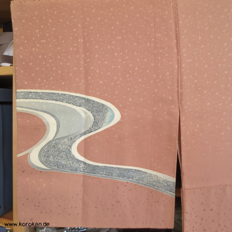 silber Fluss auf altrosa Seidendamast Homongi Kimono