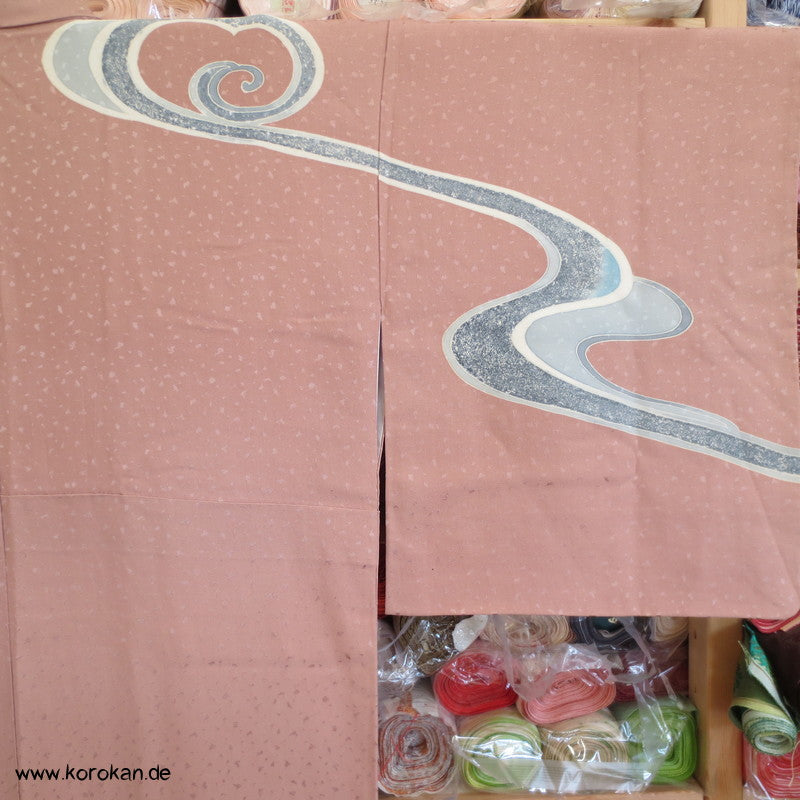 silber Fluss auf altrosa Seidendamast Homongi Kimono