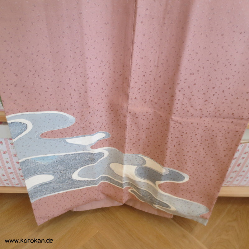 silber Fluss auf altrosa Seidendamast Homongi Kimono