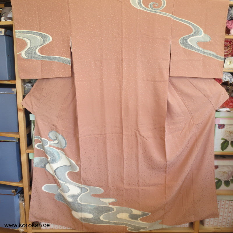 silber Fluss auf altrosa Seidendamast Homongi Kimono