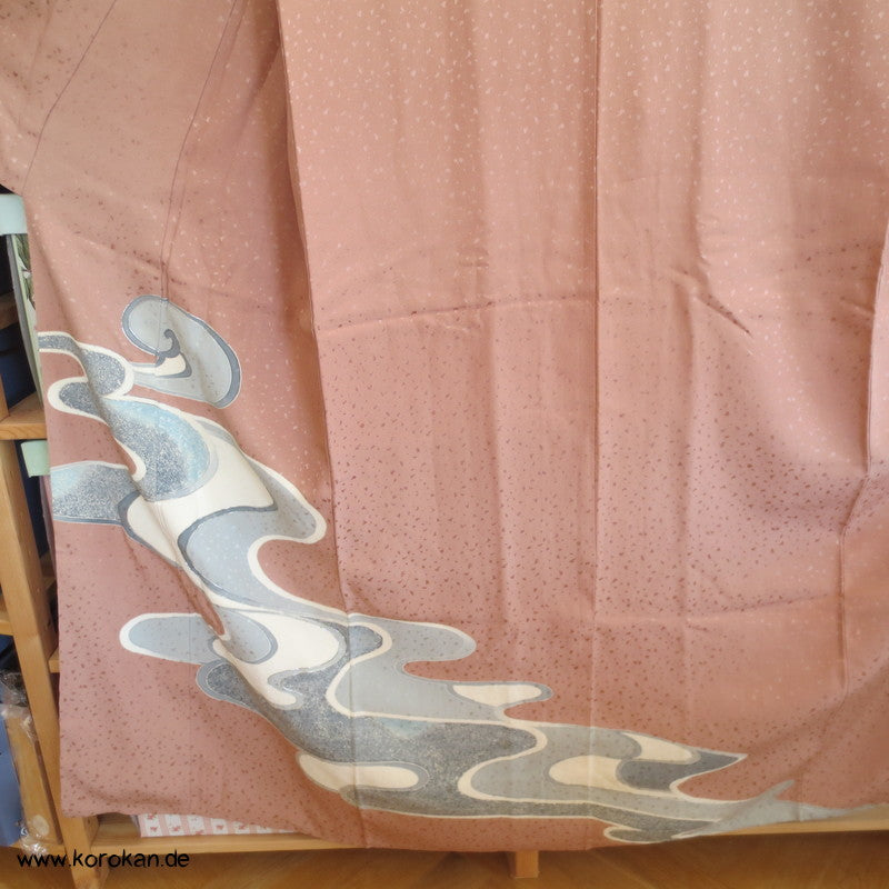 silber Fluss auf altrosa Seidendamast Homongi Kimono