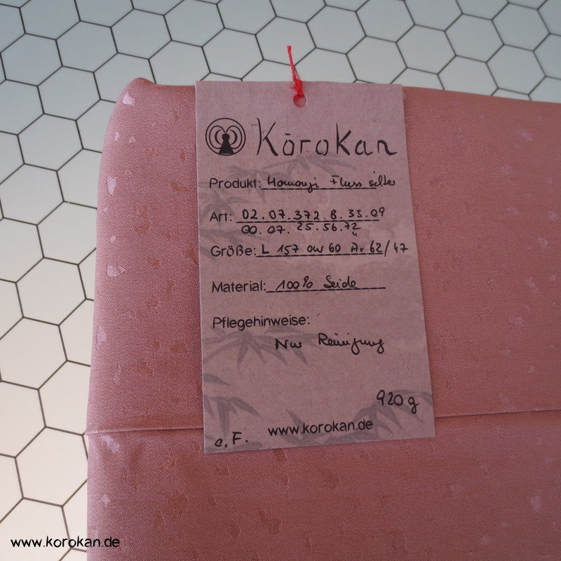 silber Fluss auf altrosa Seidendamast Homongi Kimono