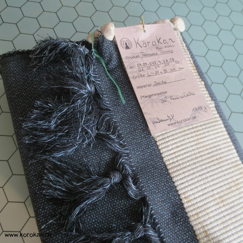 Tanmono Stoffrolle indigo feinkarierte Kasuri Tsumugi Kimono Seide Ensemble Ballen