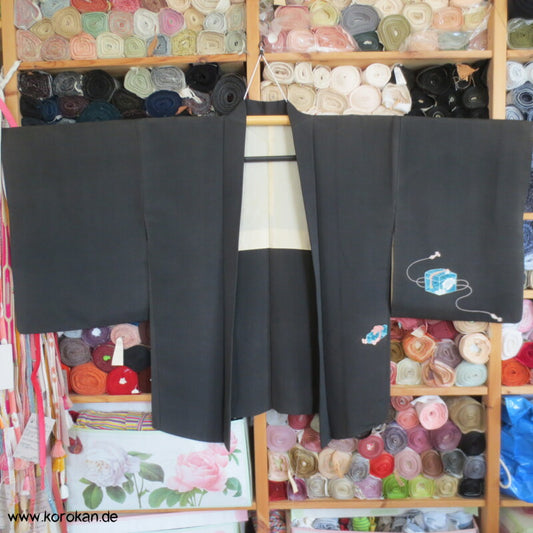 bunte Bento Boxen auf schwarzer Seide Haori Kimono Jacke