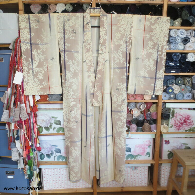 Grashüpfer zwischen Nandina antiker Chiffon Hitoe