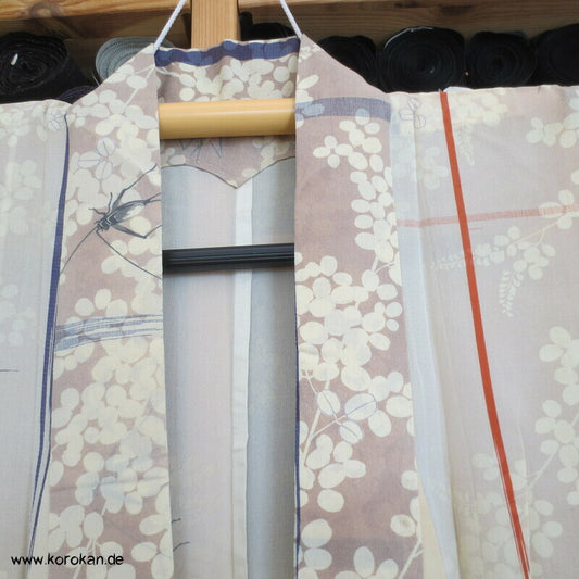 Grashüpfer zwischen Nandina antiker Chiffon Hitoe