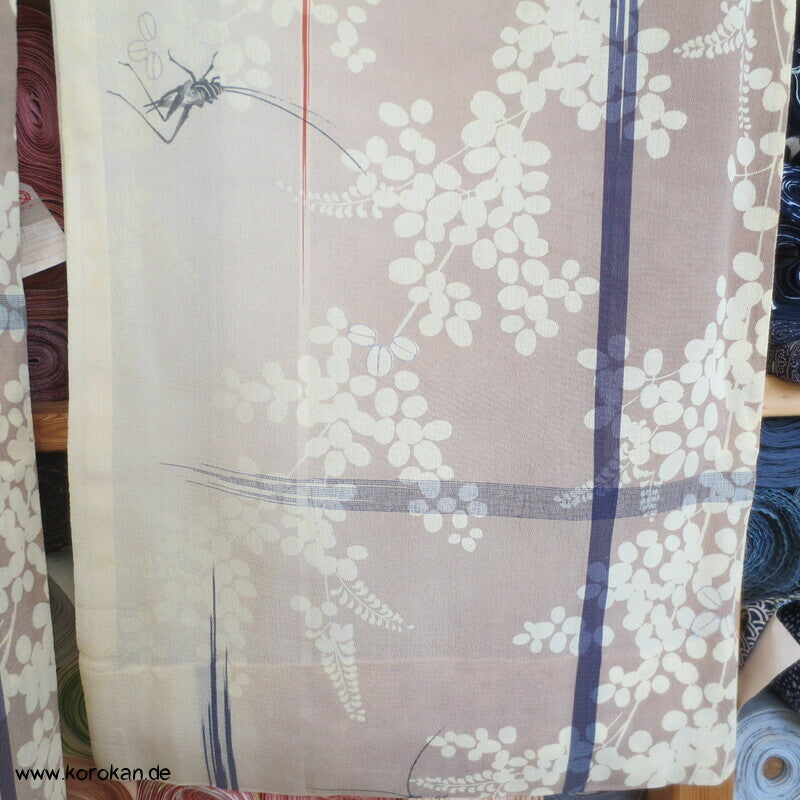 Grashüpfer zwischen Nandina antiker Chiffon Hitoe