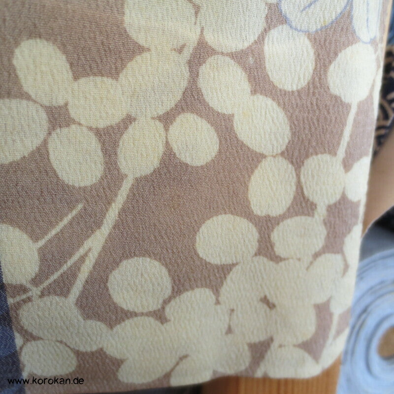 Grashüpfer zwischen Nandina antiker Chiffon Hitoe