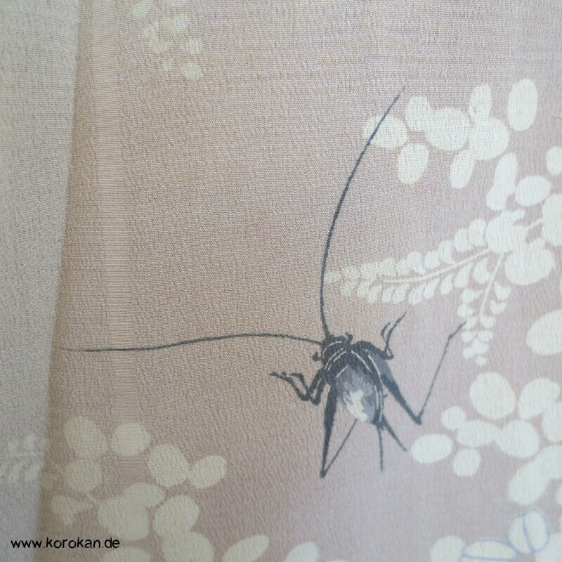 Grashüpfer zwischen Nandina antiker Chiffon Hitoe