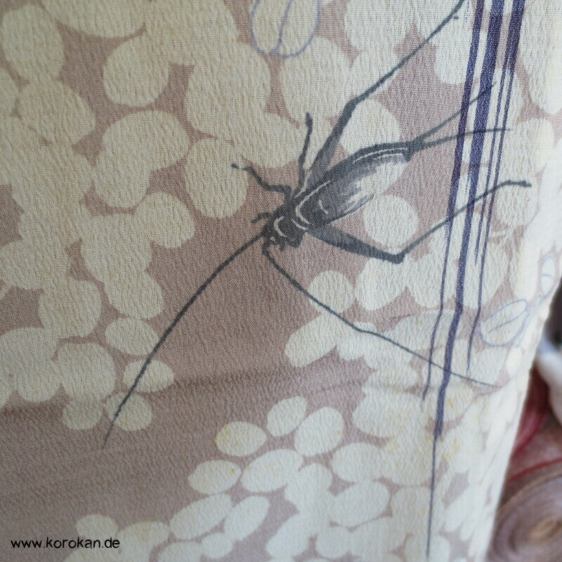 Grashüpfer zwischen Nandina antiker Chiffon Hitoe