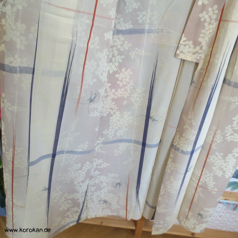 Grashüpfer zwischen Nandina antiker Chiffon Hitoe