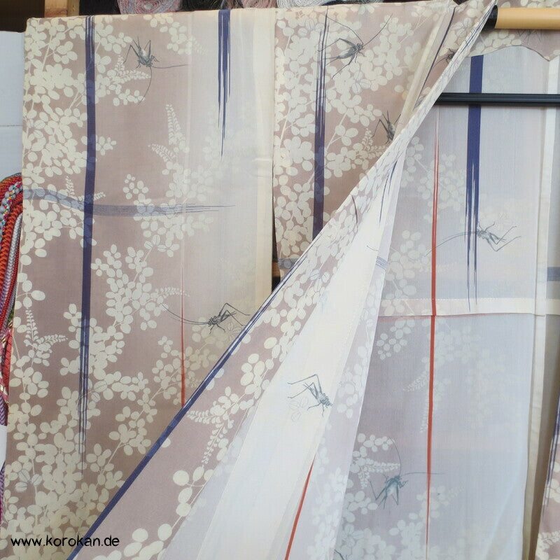 Grashüpfer zwischen Nandina antiker Chiffon Hitoe