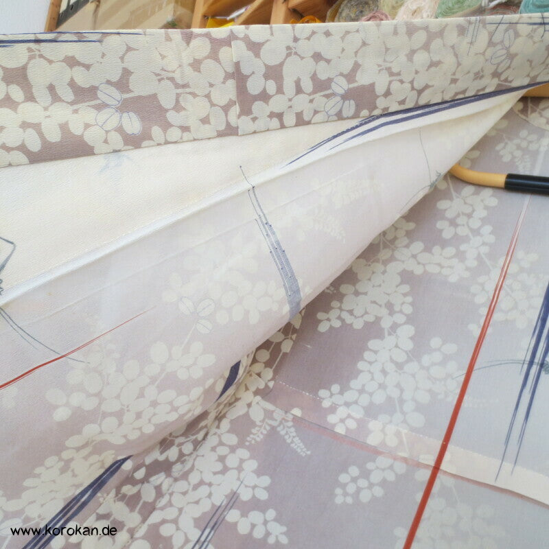 Grashüpfer zwischen Nandina antiker Chiffon Hitoe