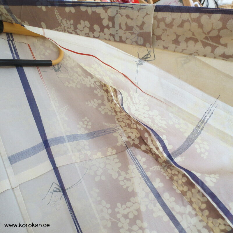 Grashüpfer zwischen Nandina antiker Chiffon Hitoe