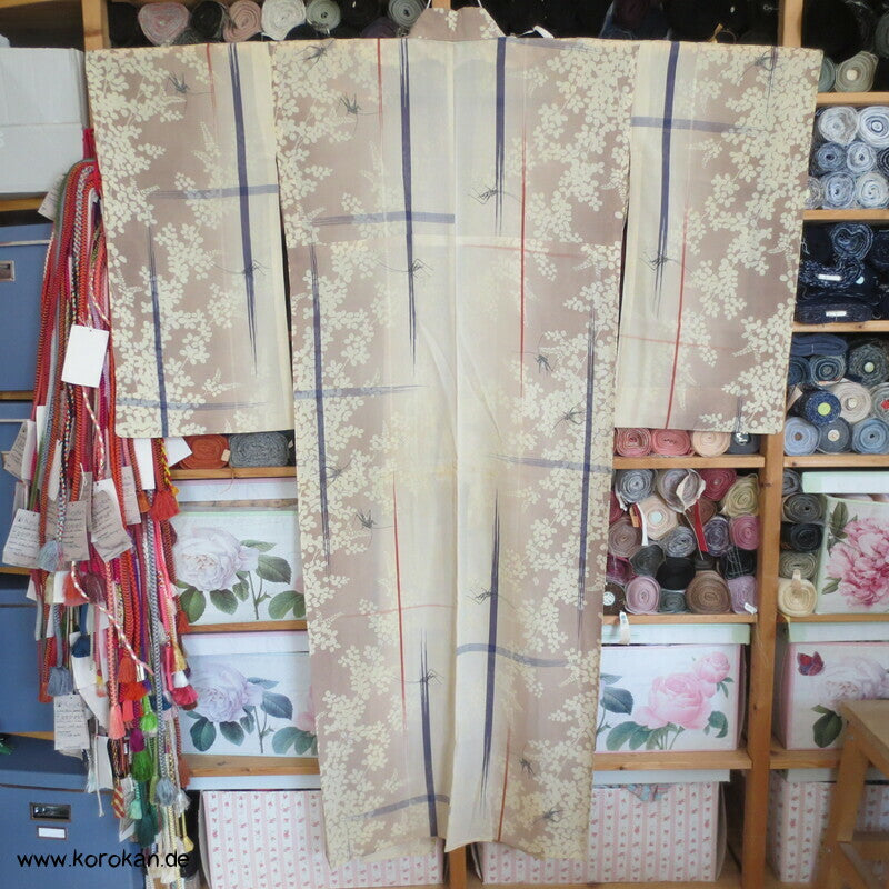 Grashüpfer zwischen Nandina antiker Chiffon Hitoe