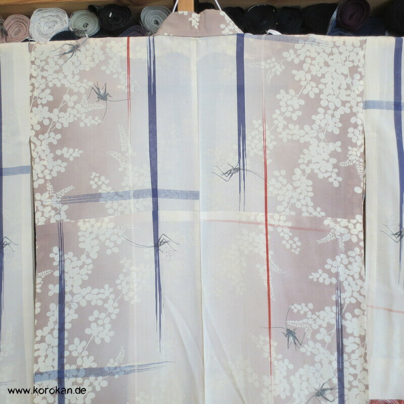 Grashüpfer zwischen Nandina antiker Chiffon Hitoe