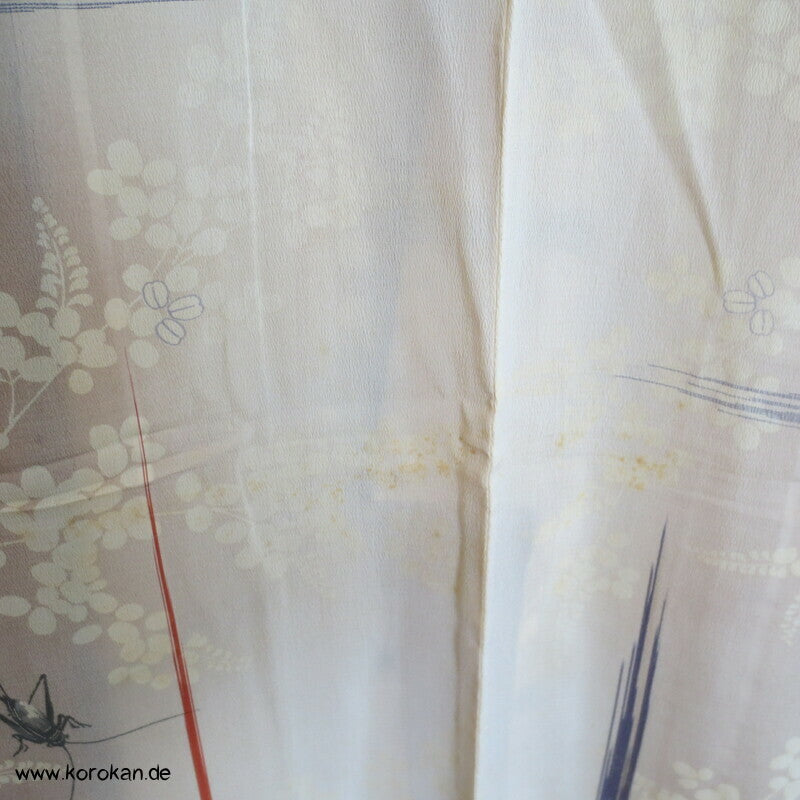 Grashüpfer zwischen Nandina antiker Chiffon Hitoe