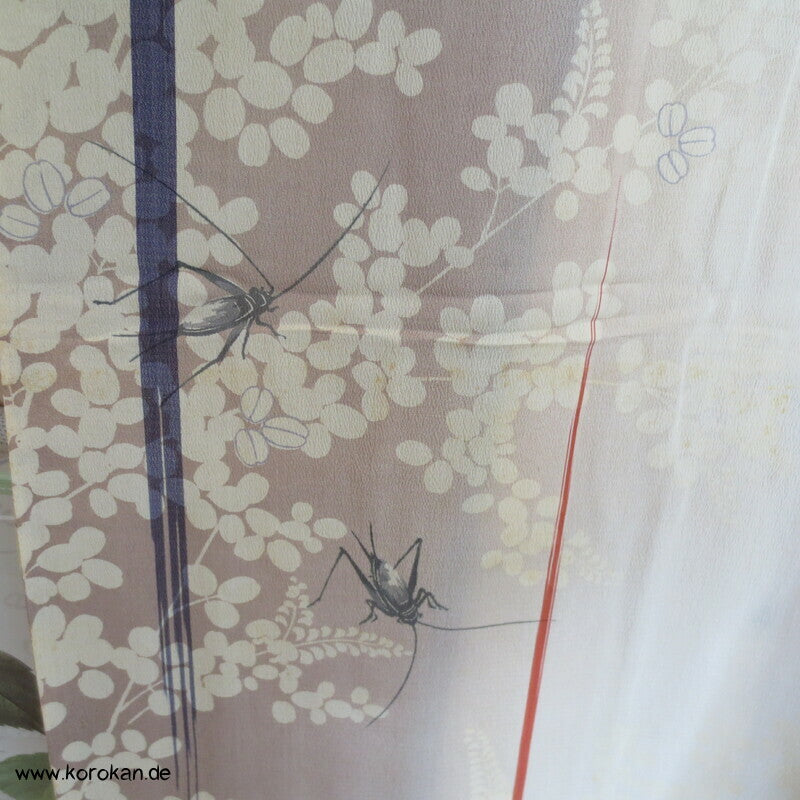 Grashüpfer zwischen Nandina antiker Chiffon Hitoe