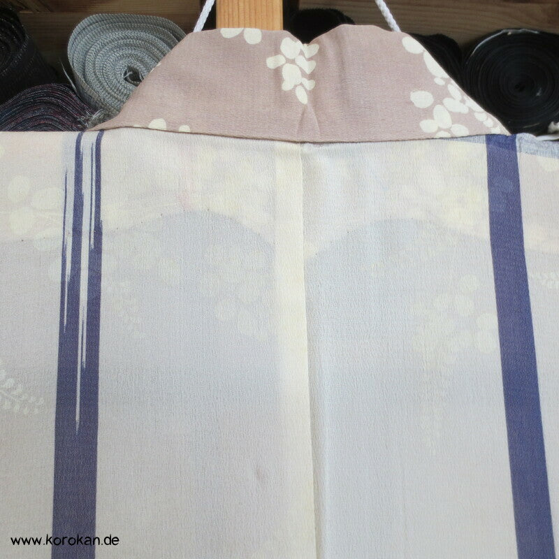 Grashüpfer zwischen Nandina antiker Chiffon Hitoe