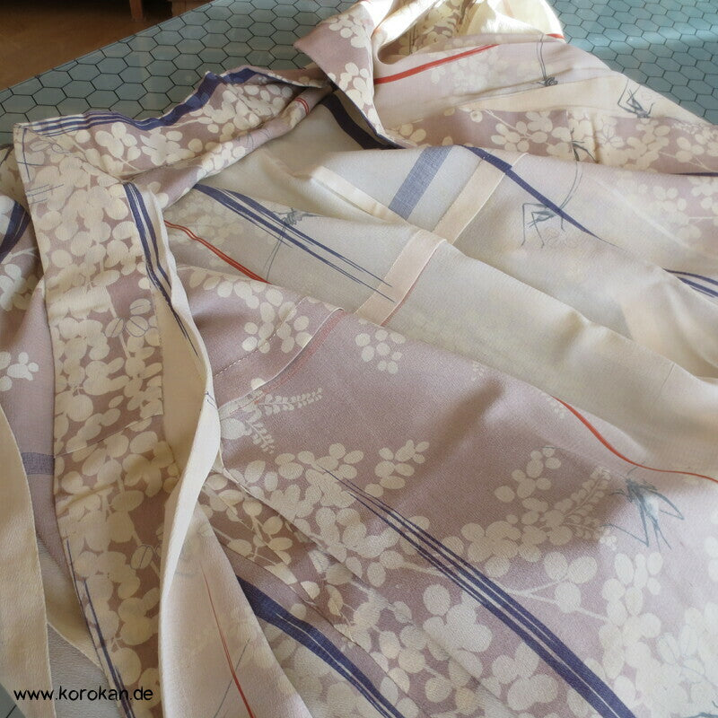 Grashüpfer zwischen Nandina antiker Chiffon Hitoe