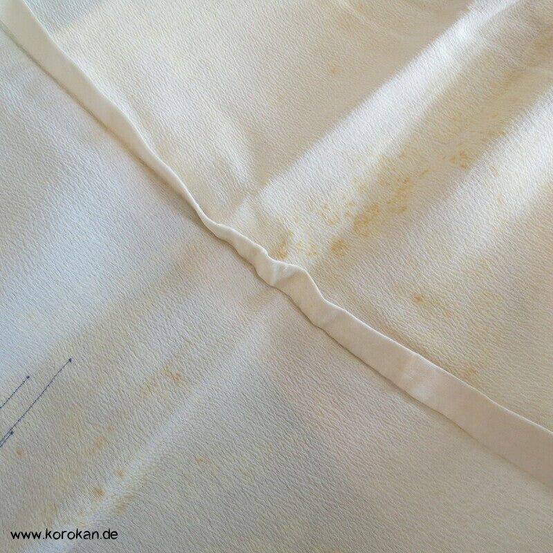Grashüpfer zwischen Nandina antiker Chiffon Hitoe