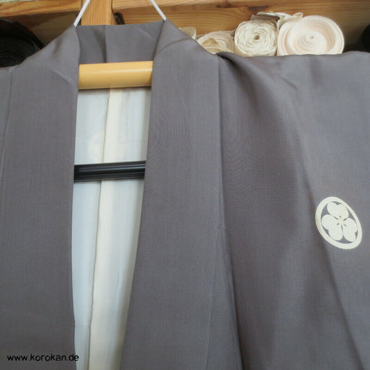 grauer Montsuki, 5 Kleeblatt Mon Kimono