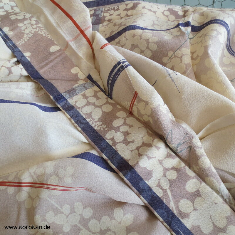 Grashüpfer zwischen Nandina antiker Chiffon Hitoe
