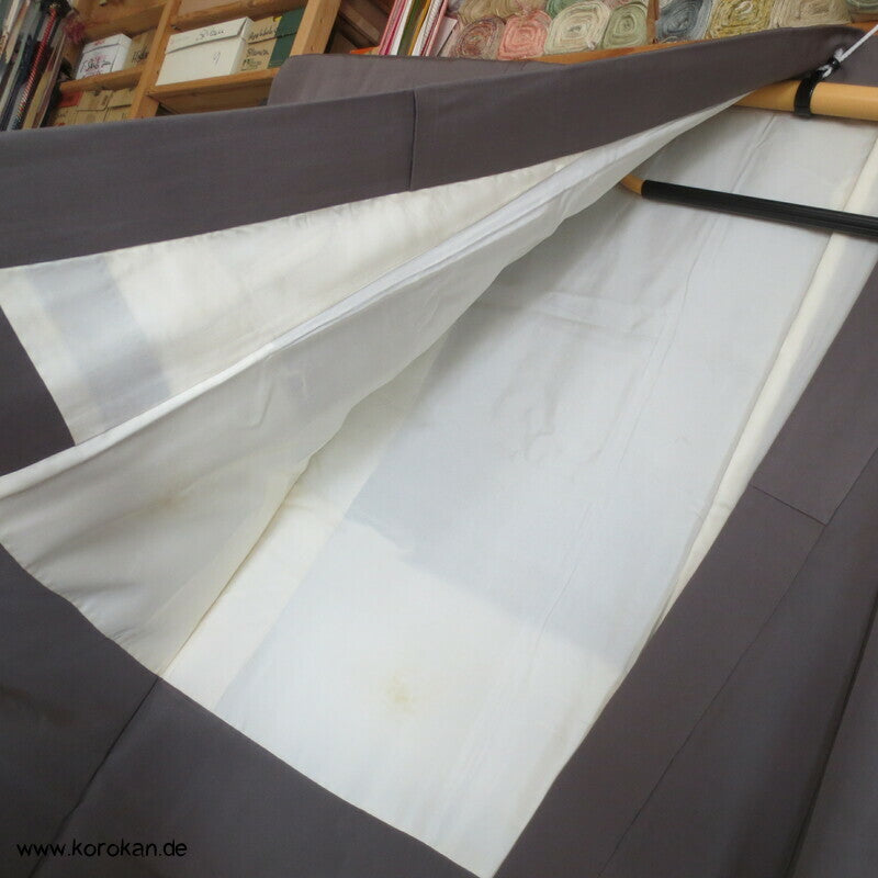 grauer Montsuki, 5 Kleeblatt Mon Kimono