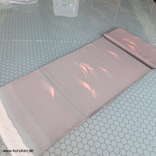 rosa Wellen auf grauem glatten Crepesatin Kimono Seide
