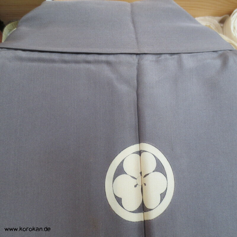 grauer Montsuki, 5 Kleeblatt Mon Kimono